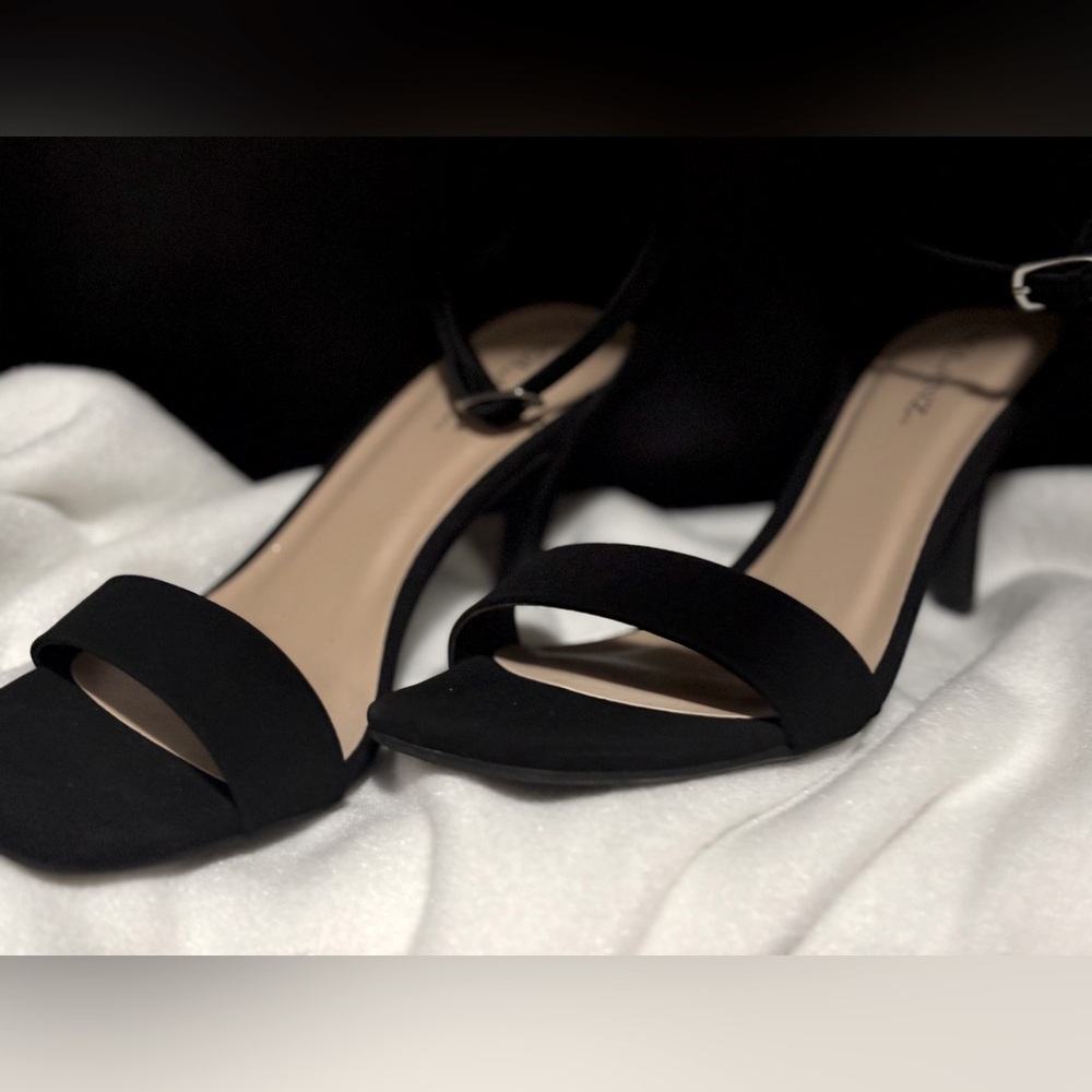 BLACK HEELS